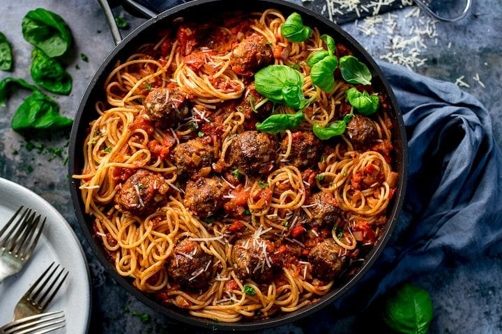 https://www.kitchensanctuary.com/wp-content/uploads/2014/01/Spaghetti-and-meatballs-wide-FS-14.jpg