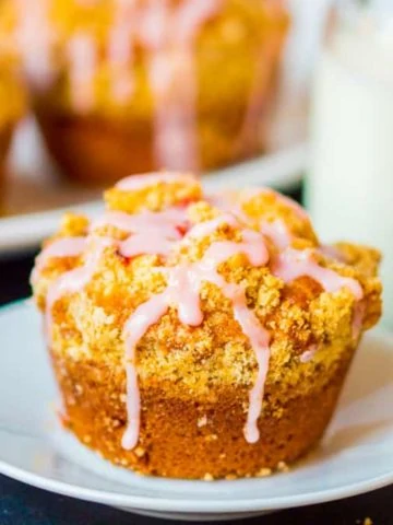 Strawberry Streusel cupcakes - Light, fluffy sponge with chunks of juicy strawberry, stopped with crunchy streusel and a sweet strawberry drizzle
