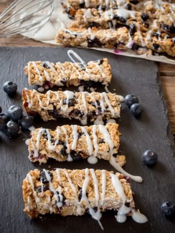 Blueberry and Greek Yoghurt Granola Bars - a healthy make-ahead breakfast made with fresh and dried blueberries