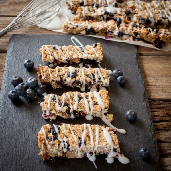 Blueberry and Greek Yoghurt Granola Bars - a healthy make-ahead breakfast made with fresh and dried blueberries