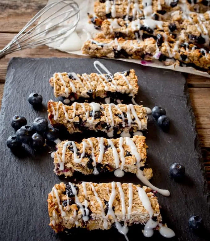 Blueberry and Greek Yoghurt Granola Bars - a healthy make-ahead breakfast made with fresh and dried blueberries