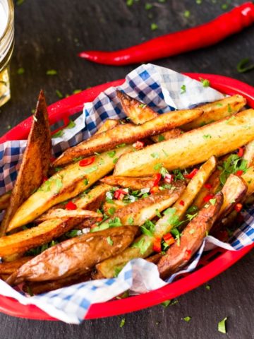 Spicy, garlicky, salty and crunchy - these garlic & chilli oven-baked fries are amazing!