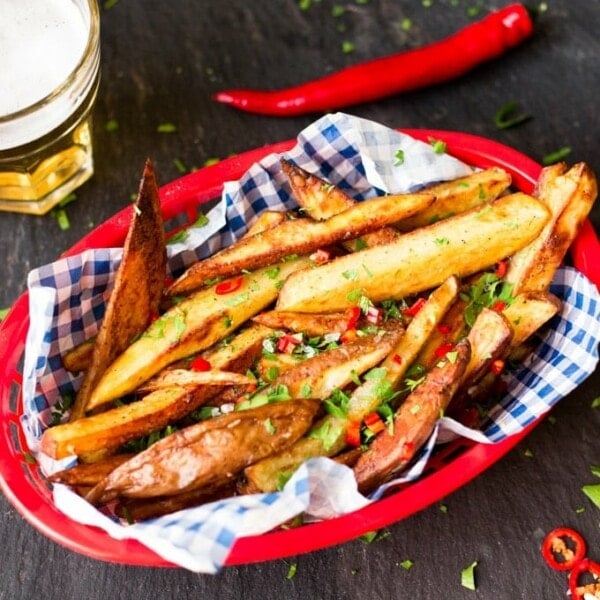 Spicy, garlicky, salty and crunchy - these garlic & chilli oven-baked fries are amazing!