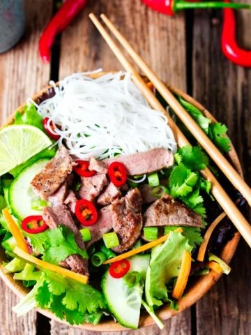 Crisp salad with noodles, tender steak and a spicy dressing - only 270 calories!