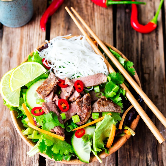 Crisp salad with noodles, tender steak and a spicy dressing - only 270 calories!