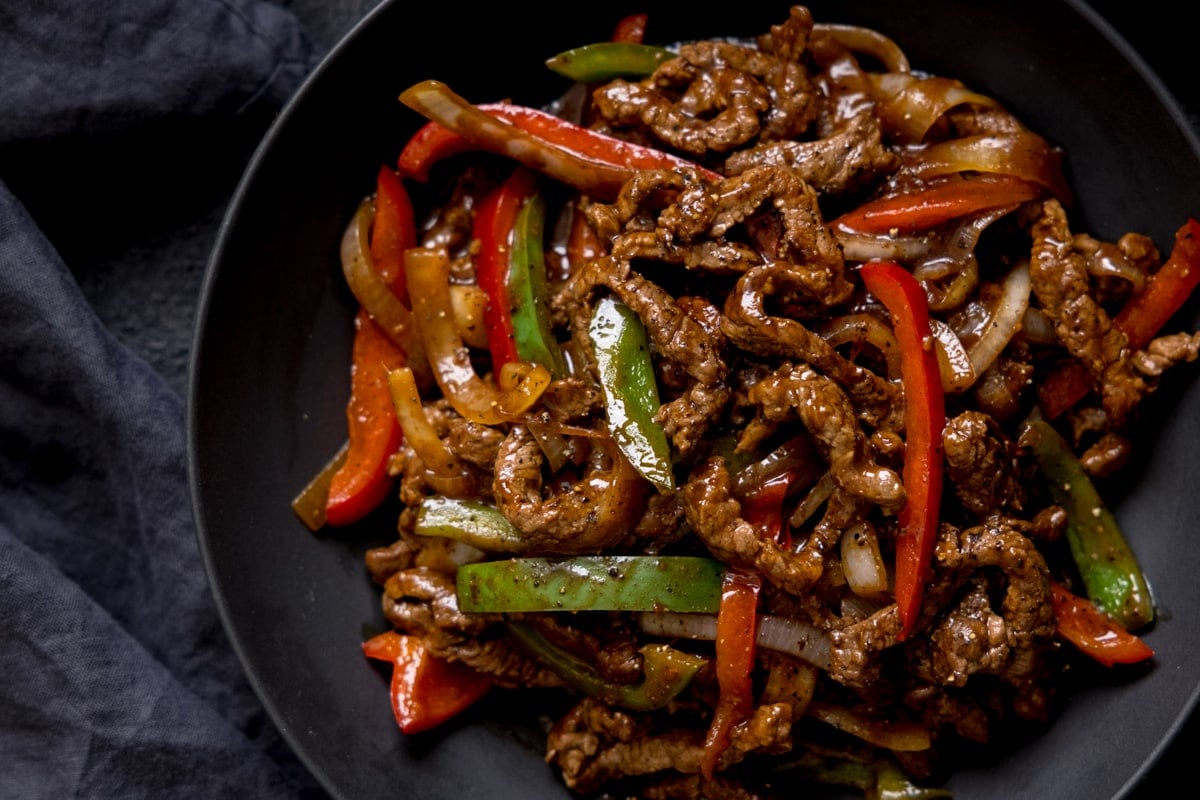 https://www.kitchensanctuary.com/wp-content/uploads/2015/07/Black-Pepper-Beef-wide-FS-and-FoodPorn-26.jpg