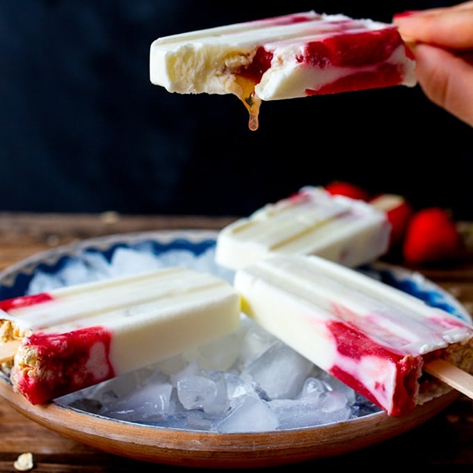 Honey-filled breakfast popsicles. A healthy and fun summer breakfast for the whole family.