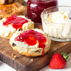 Fluffy Buttermilk Raisin Scones