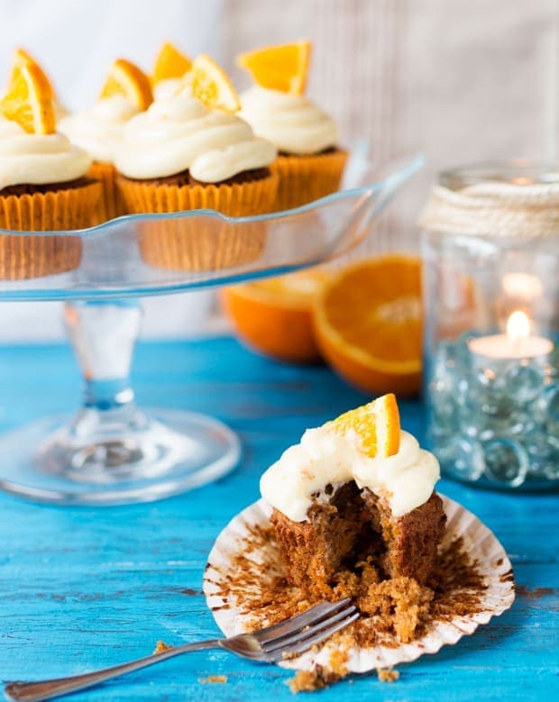 Moist and fluffy carrot & orange cupcakes with a hint of spice and lots of juicy raisins. All topped off with a zesty cream cheese frosting and orange wedges.