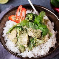 A fresh, fragrant and light-but-creamy Thai chicken curry. Only 500 cals per serving INCLUDING rice (226 cals without). Less than 2 syns per serving on Slimming World Extra Easy.