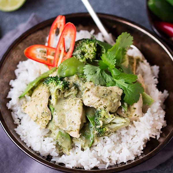 A fresh, fragrant and light-but-creamy Thai chicken curry. Only 500 cals per serving INCLUDING rice (226 cals without). Less than 2 syns per serving on Slimming World Extra Easy.