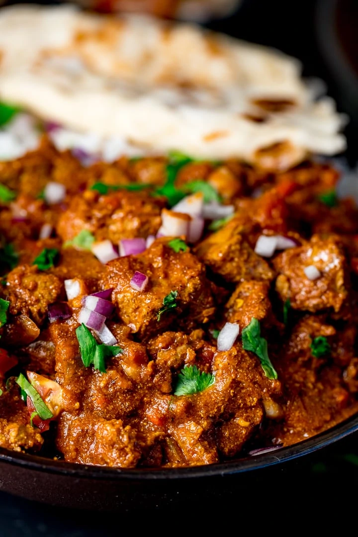 Healthier slow-cooked spicy beef curry. Less than 500 calories WITH rice (224 cals without). Syn free on Slimming World Extra Easy.