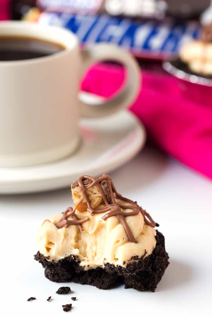 Mini Snickers Cheesecakes - with an Oreo base, peanut butter cheesecake and Snickers pieces. Totally addictive!