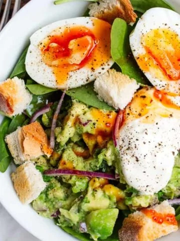 Guacamole and Egg Breakfast Bowl - a delicious, healthy and filling breakfast - ready in 10 mins too!