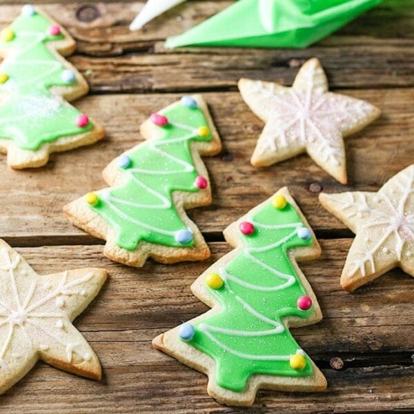 How to make christmas sugar cookies with simple icing.