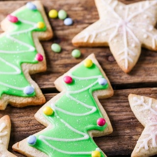How to make christmas sugar cookies with simple icing.