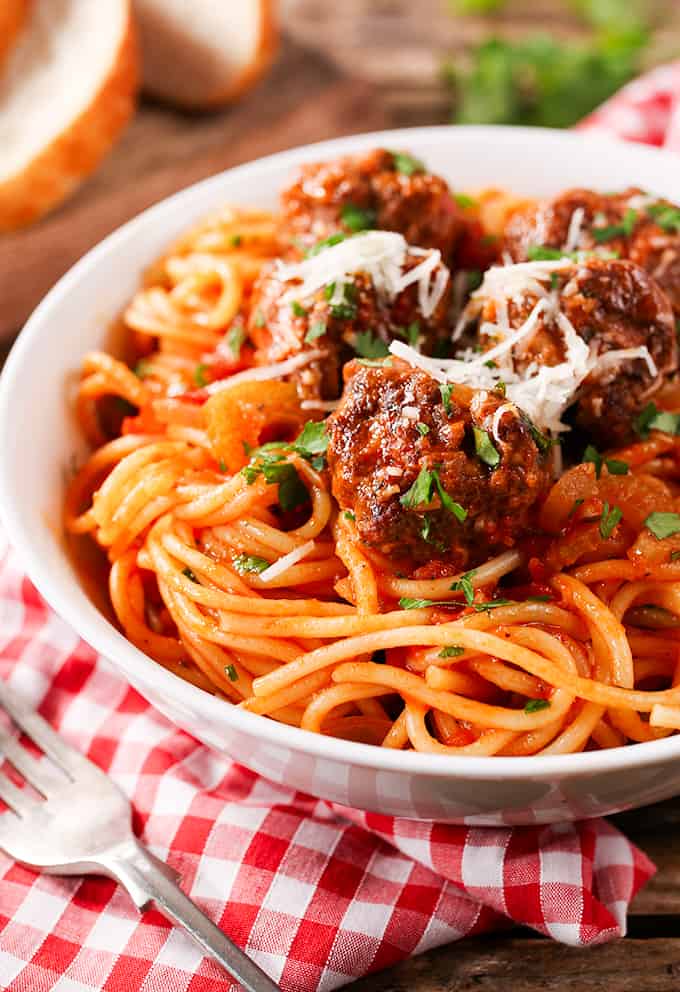 Meatballs and spaghetti cooked together in one pan – less washing up yay!