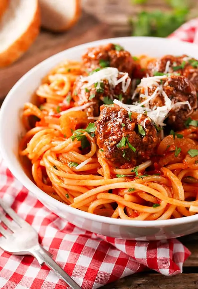 Meatballs and spaghetti cooked together in one pan – less washing up yay!