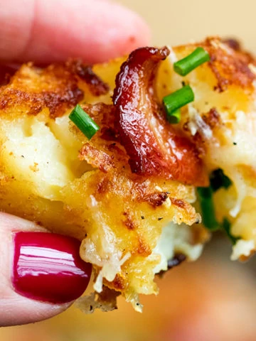 Perfectly Crunchy Roast Potatoes with Garlic, Bacon and Cheddar!