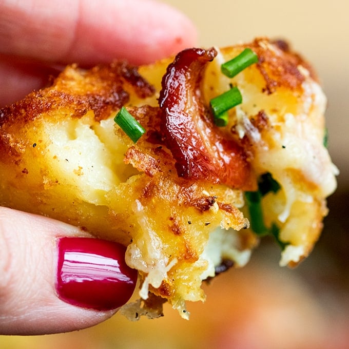 Perfectly Crunchy Roast Potatoes with Garlic, Bacon and Cheddar!