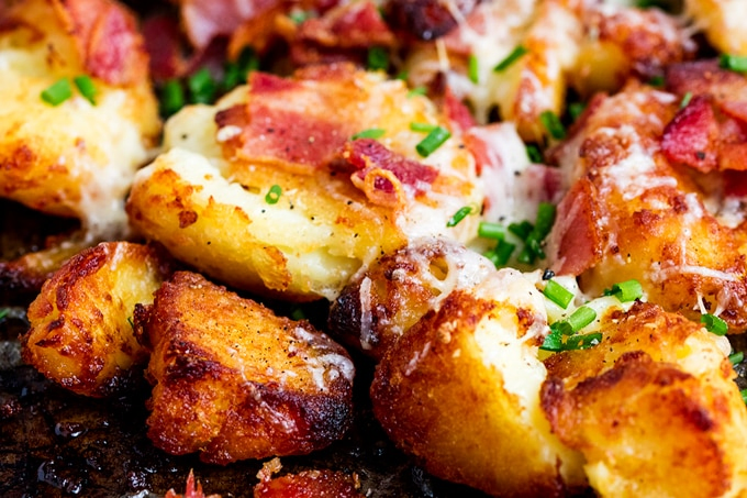 Perfectly Crunchy Roast Potatoes with Garlic, Bacon and Cheddar!