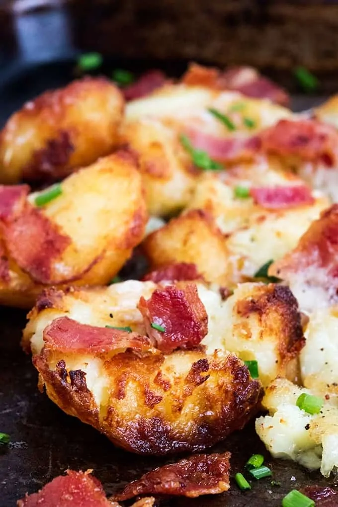 Perfectly Crunchy Roast Potatoes with Garlic, Bacon and Cheddar!