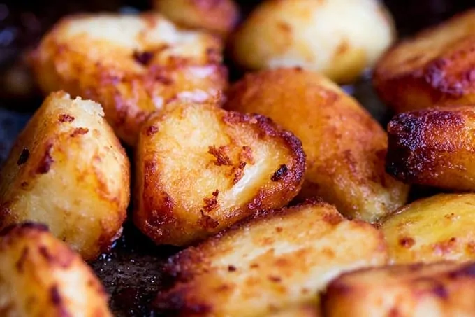 Perfectly Crunchy Roast Potatoes with Garlic, Bacon and Cheddar!