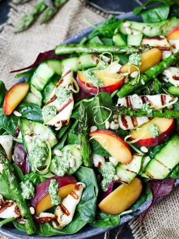 Griddled Halloumi Salad with Peach, Courgette and Lemon Pesto. A deliciously filling vegetarian dinner!