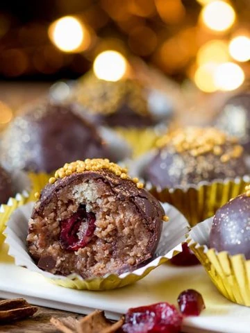 These Mince Pie Truffles are packed with fruity mincemeat and cranberries - a delicious party snack or homemade Christmas gift!