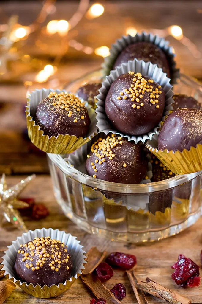 These Mince Pie Truffles are packed with fruity mincemeat and cranberries - a delicious party snack or homemade Christmas gift!