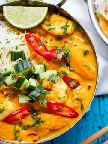 This Prawn and Mango Curry Noodle Bowl is fresh, fragrant and spicy!