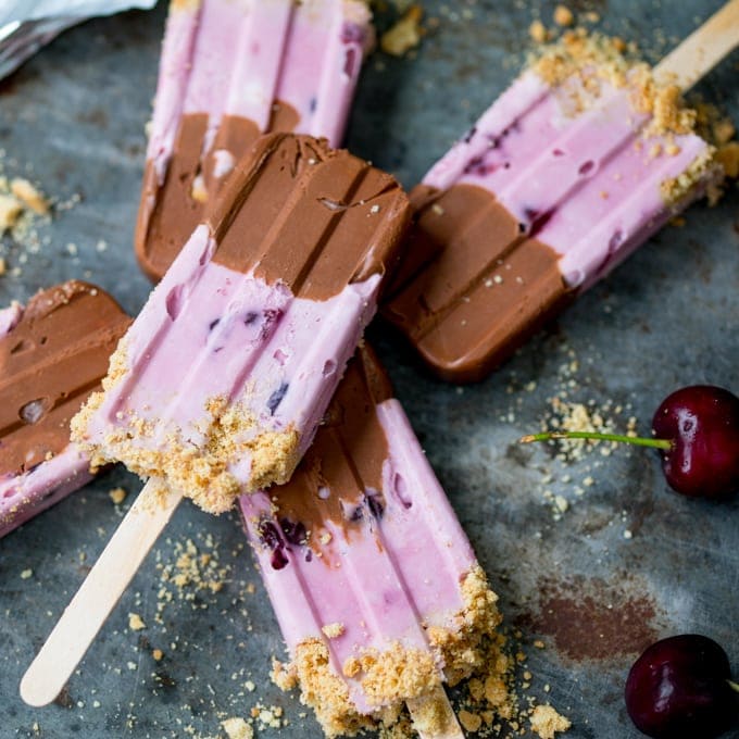 Chocolate Cherry Cheesecake Ice Lollies - rich chocolate with easy cherry cheesecake and crumbly cookie base - these popsicles are a real treat!