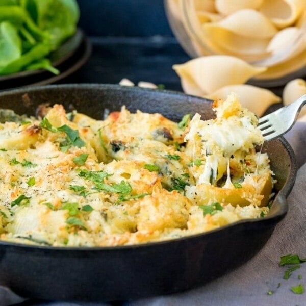 These garlic and spinach stuffed pasta shells are creamy, cheesy and delicious! A meat-free meal that the kids love too!