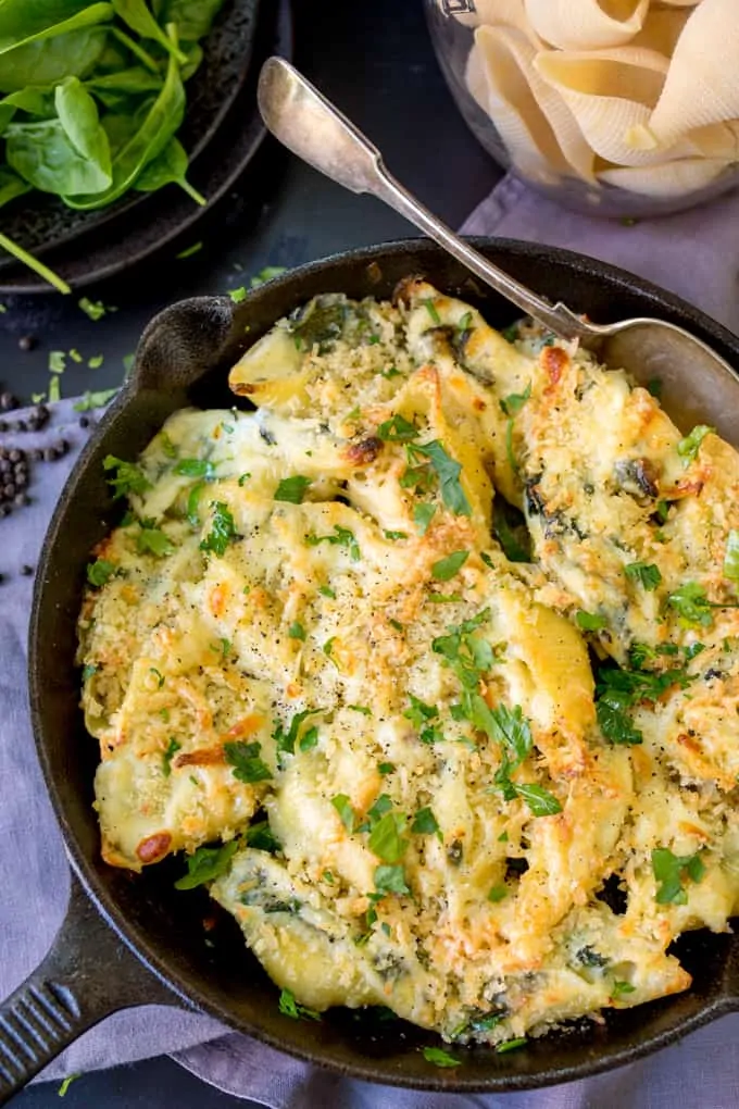 These garlic and spinach stuffed pasta shells are creamy, cheesy and delicious! A meat-free meal that the kids love too!