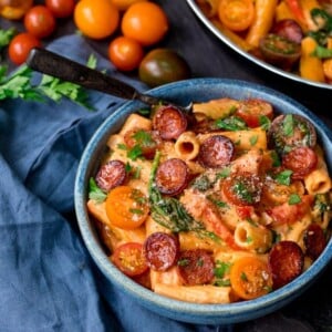 One Pot Creamy Tomato and Chorizo Rigatoni with mozzarella and parmesan - a quick and easy mid-week dinner, ready in less than 25 mins!