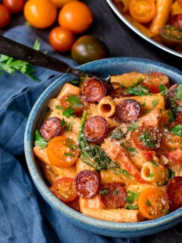 One Pot Creamy Tomato and Chorizo Rigatoni with mozzarella and parmesan - a quick and easy mid-week dinner, ready in less than 25 mins!
