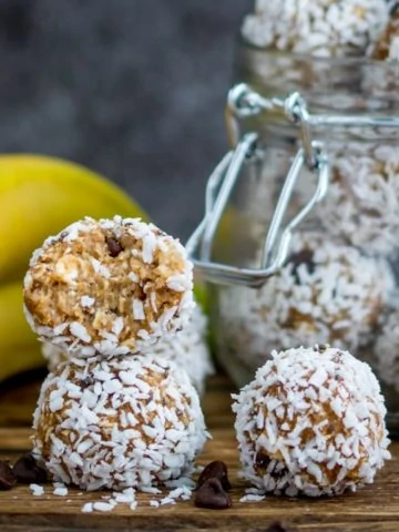 These no-bake Banana Bread Energy Balls are packed with delicious goodies. Perfect for breakfast on the run! Gluten free too!