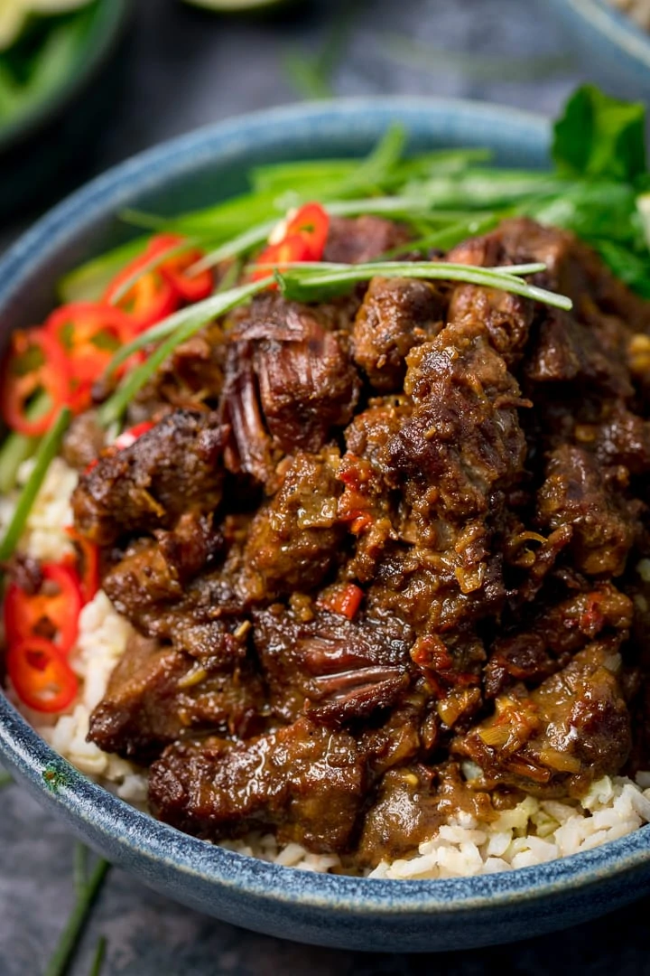 https://www.kitchensanctuary.com/wp-content/uploads/2018/01/Beef-Rendang-tall-40.webp