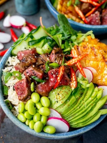 Lightening things up without forfeiting any of the flavour in this seared steak poke bowl! A meaty twist on the Hawaiian classic!
