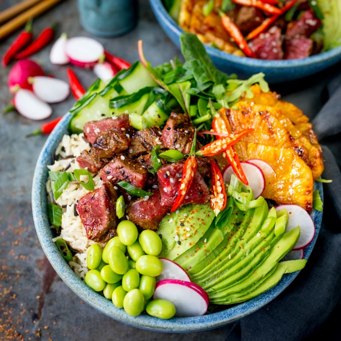 Lightening things up without forfeiting any of the flavour in this seared steak poke bowl! A meaty twist on the Hawaiian classic!
