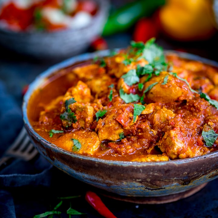 This Healthier Slow Cooked Spicy Chicken Rogan Josh is just the thing when you're trying to be good. Syn free on Slimming world! Gluten free too.