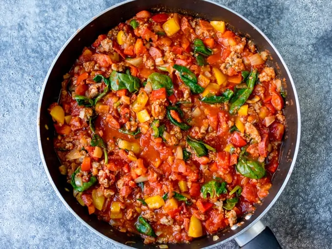 Pan with mince, chorizo, tomatoes and spinach