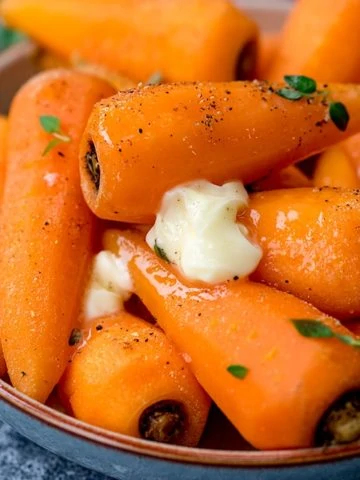 Steamed carrots with black pepper