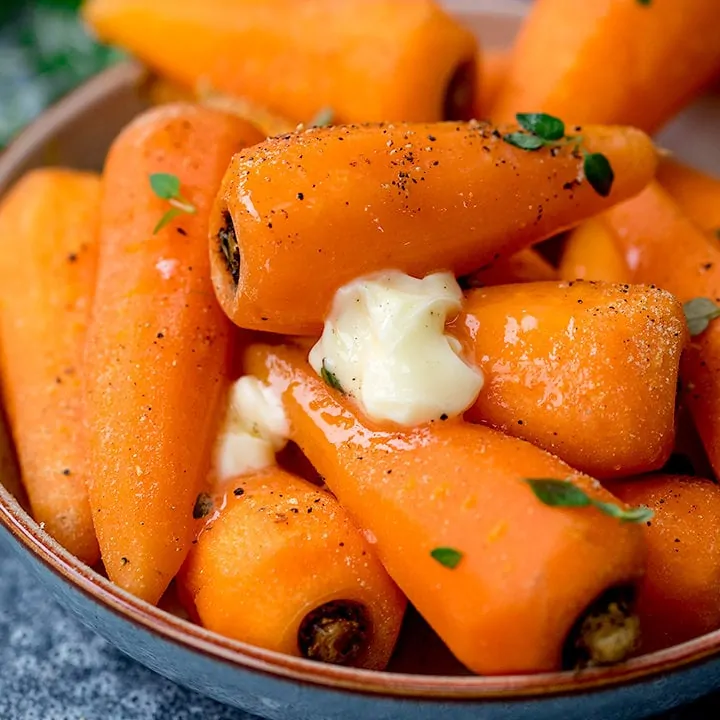 Steamed carrots with black pepper