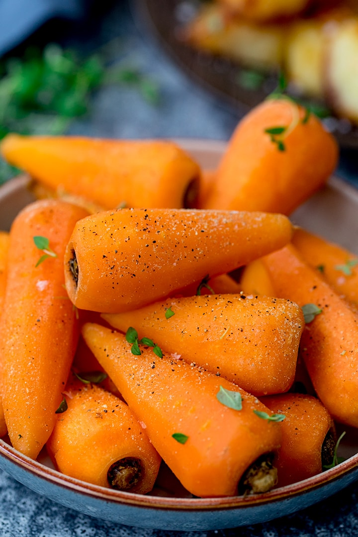 Steamed carrots with pepper