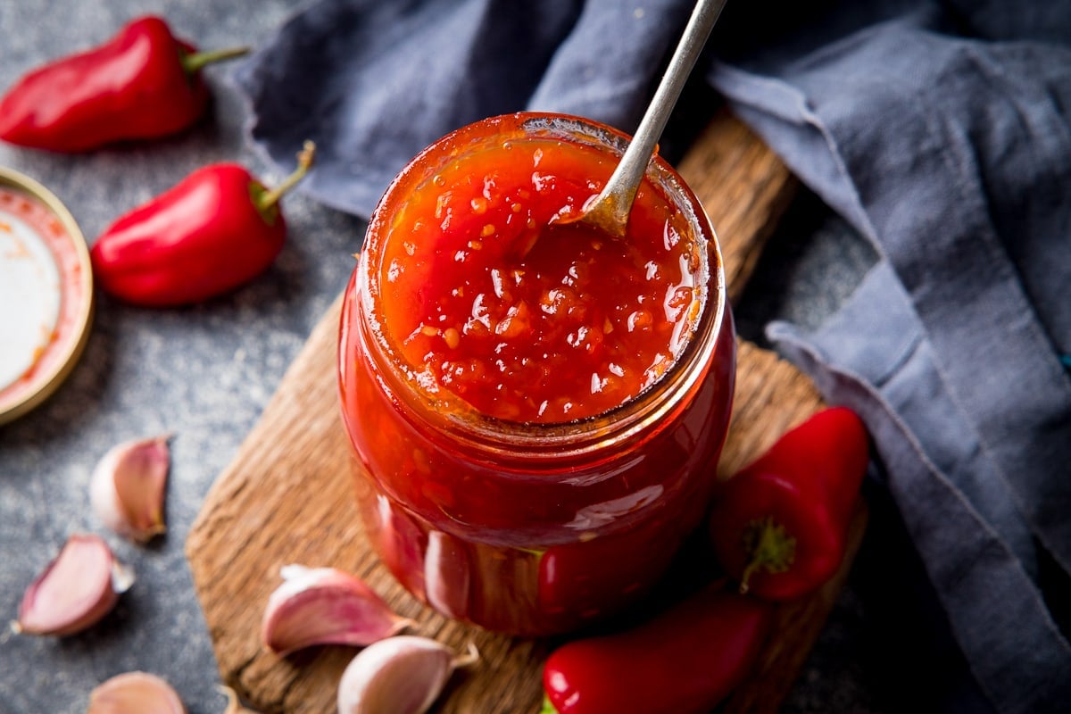 Sos picant de ardei iuți cu ardei copți, pentru iarnă – rețeta de sos chili dulceag-acrișor de casă