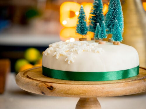 https://www.kitchensanctuary.com/wp-content/uploads/2023/10/Christmas-Cake-Decoration-square-FS-500x375.jpg